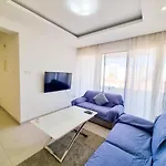 Seaside Elegance Retreat Appartamento Larnaca